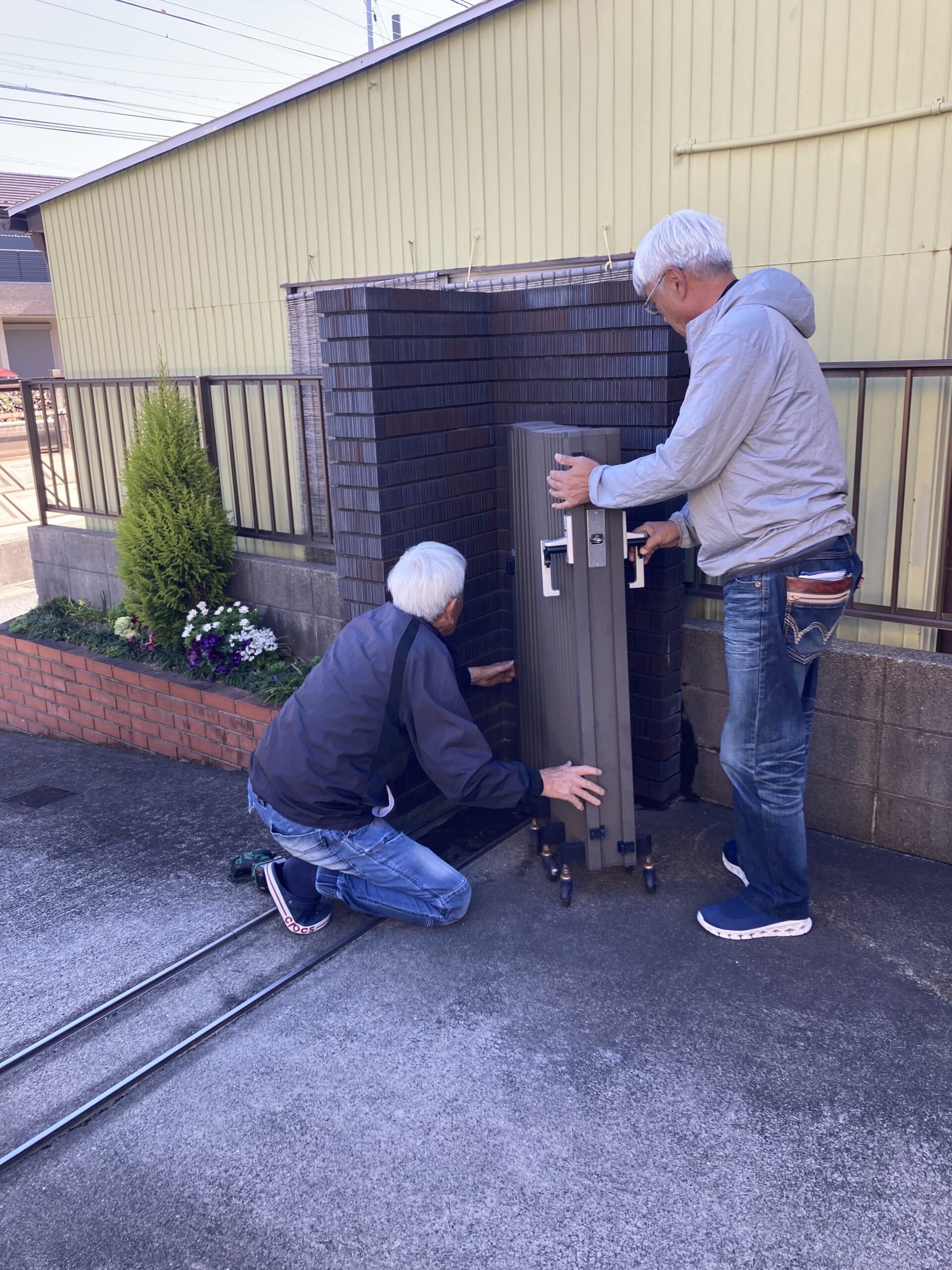 愛知県清須市　エクステリア工事　伸縮門扉戸車交換工事【株式会社吉川商会】